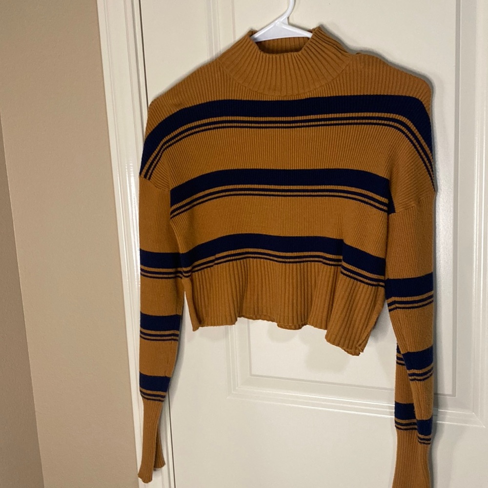 Arizona crop sweater. Worn once in great condition. Size AM.